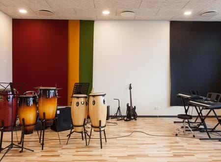 fraster, filt, felt cover, rumafskærmning, roomdivider, akustik, uld filt, inspiration, design, indretning, afskærmning, filtgardin, anne trolles skole